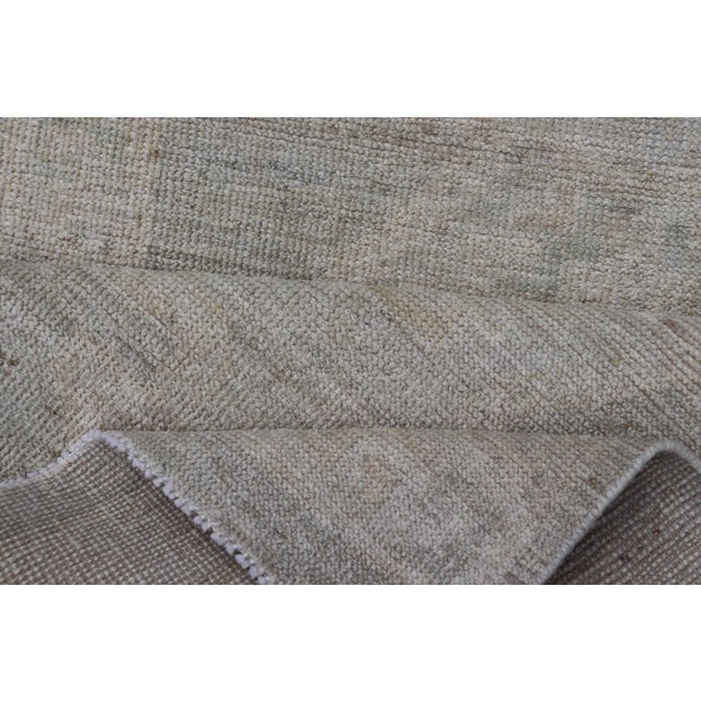 Cream Modern Oushak With Off Gray Background With a Large Tribal Medallion in Cream For Sale - Image 8 of 9