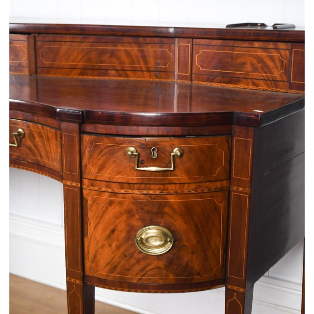 Early 19th Century English Flame Mahogany Serpentine Sideboard With Satinwood Inlay, Late 18thC / Early 19thC For Sale - Image 5 of 9