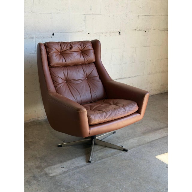 Mid-Century Modern Brown Leather Tufted Swivel Lounge Chair With Shell Back and Star Base Mid-Century Modern 1970s For Sale - Image 3 of 8