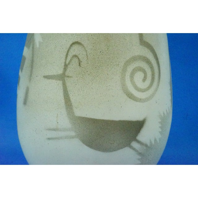 20th Century Modernist Navajo Ceramic Vase with Native American Decoration from Melvin Redhorse, United States, 1970s For Sale - Image 10 of 18