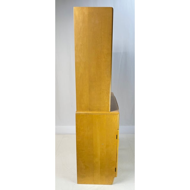 Mid-Century Modern Heywood-Wakefield Wheat "Encore" Solid Birch China Cabinet & Hutch – Model M593 (1952) For Sale - Image 10 of 18