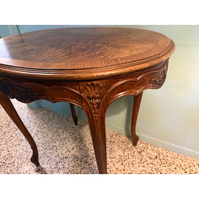 French Provincial Vintage French Louis XV Style Carved Walnut Oval Side Table With Shell & Floral Motif For Sale - Image 3 of 4