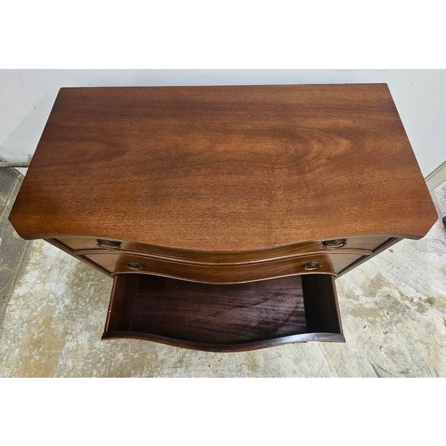 Mid-20th Century Federal Style Mahogany Bowfront Bachelor Chest of Drawers For Sale In Washington DC - Image 6 of 12