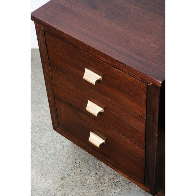 A Pair of Mid Century Modern Nightstands End Side Tables Mahogany 3 Drawers Shelf Vintage For Sale - Image 11 of 12