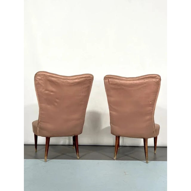 Original vintage condition with trace of age and use for this set of two armchairs reminiscent of Gio Ponti style. Fabric...