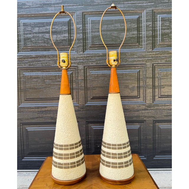 Off-white 1960s Mid-Century Modern Textured Cone Lamps by Plasto Mfg. Co. - A Pair For Sale - Image 8 of 12