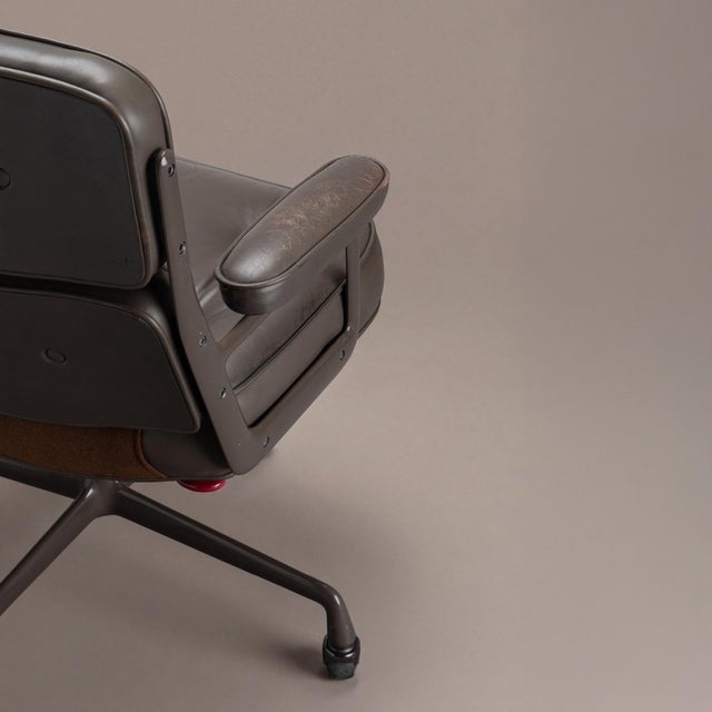Brown Eames Time Life Executive Chair by Herman Miller in Original Cigar Brown Leather & Brown Coated Frame For Sale - Image 8 of 12