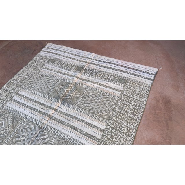 Textile Mid-Century Modern Moroccan Kilim Rug - 9.7 X 5.7 Ft For Sale - Image 7 of 9