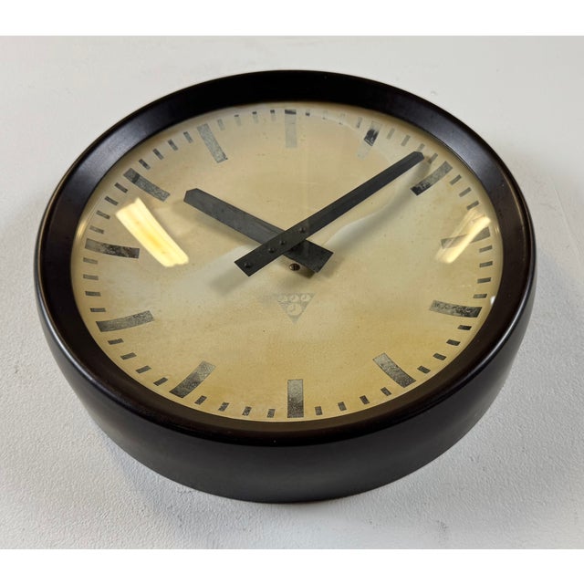 Industrial Brown Bakelite Factory Wall Clock from Pragotron, 1960s For Sale - Image 6 of 18