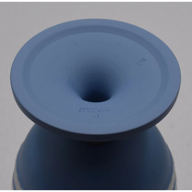 1960s 1960s Wedgwood Blue Jasperware Cameo Cherubs Neoclassical Pedestal Vase For Sale - Image 5 of 10