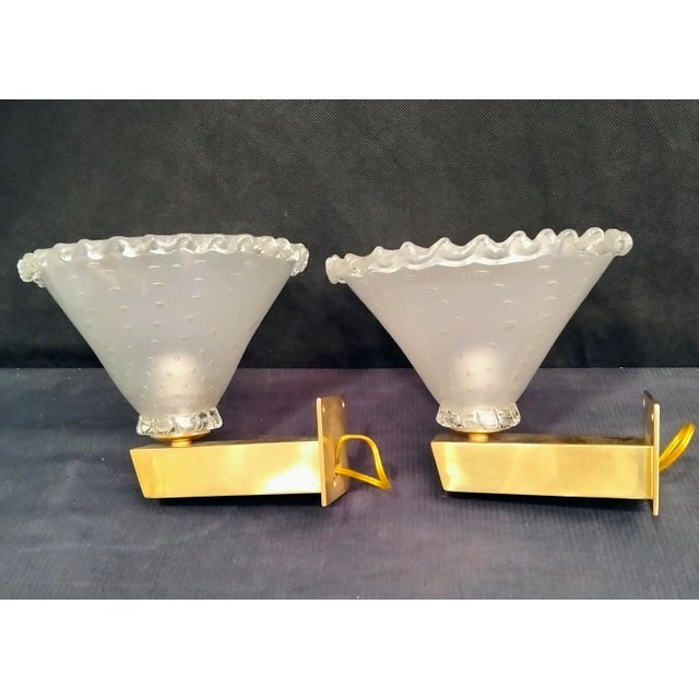 Pair of hand-blown, bulicante Murano glass wall lamps with an internal sandblasted finish. Natural brass frame. E27 lamp...