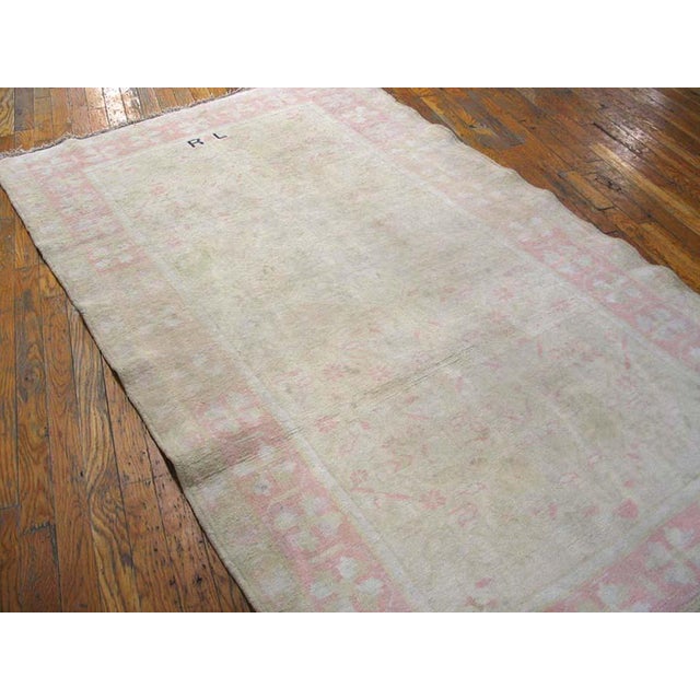 Indian 1920s Ivory Rose Floral Antique Indian Agra Cotton Rug 4' 0" X 7' 0" Handknotted Wool Carpet For Sale - Image 3 of 6