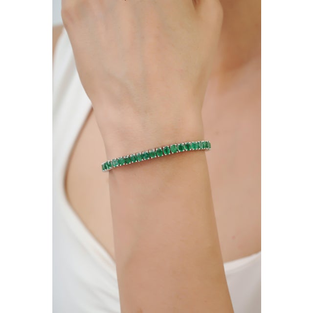 Art Deco Style 10.19 CTW Prong Set Emerald Fine Line Tennis Bracelet - May Birthstone Edition For Sale - Image 4 of 14