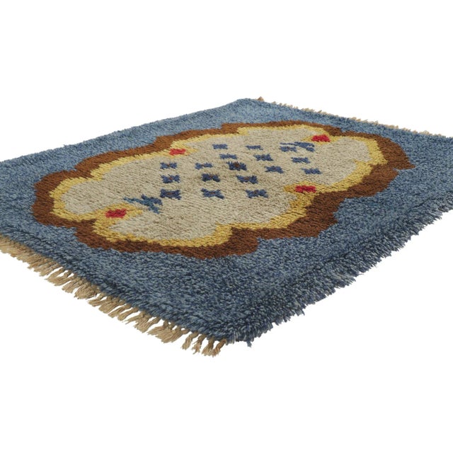 78276 Vintage Scandinavian Swedish Rya Rug, 03'10 x 04'05. This charming vintage Swedish rya rug is a beautiful embodiment...