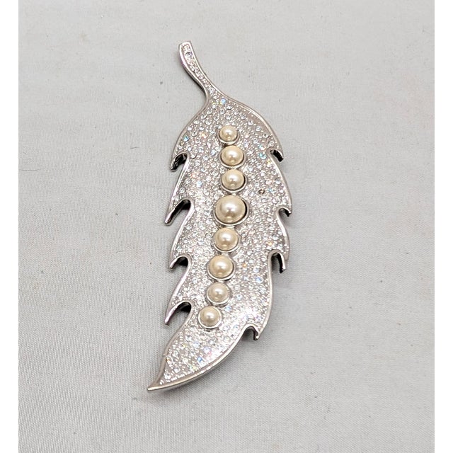1980s Vintage 1980s Signed Valentino Rhodium Plated Rhinestone & Faux-Pearl Leaf Brooch For Sale - Image 5 of 6