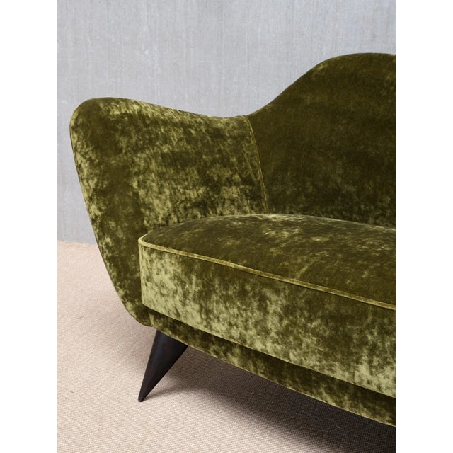 Black Perla Loveseat in Olive Green Dedar Velvet by Giulia Veronesi for ISA Bergamo, 1950s For Sale - Image 8 of 16