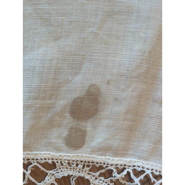 Textile Mid 20th Century European Linen Banquet Cloth With Filet Lace Medallions For Sale - Image 7 of 9