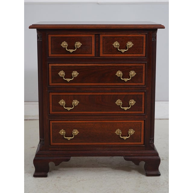 Chippendale Pair of Stickley Mahogany Inlaid 4 Drawer Nightstands For Sale - Image 3 of 18