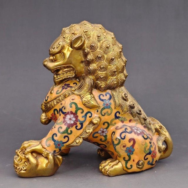 Traditional Pair of Vintage Cloisonné Gilt Bronze Guardian Lion Statues With Floral Enamel For Sale - Image 3 of 13