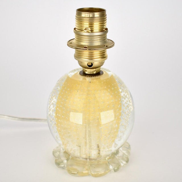 Mid Century Modern Murano Glass Bullicante Table Lamp 1950s | Vintage Gold Flakes Accent Light Italian Hollywood Regency Seguso Barovier Toso For Sale - Image 6 of 9