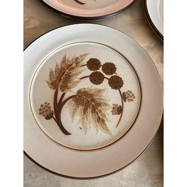 1970s Set of Four (4) Denby Greenwheat Dinner Plates 9.75 Inches | Made in England Vintage Stoneware For Sale - Image 5 of 9