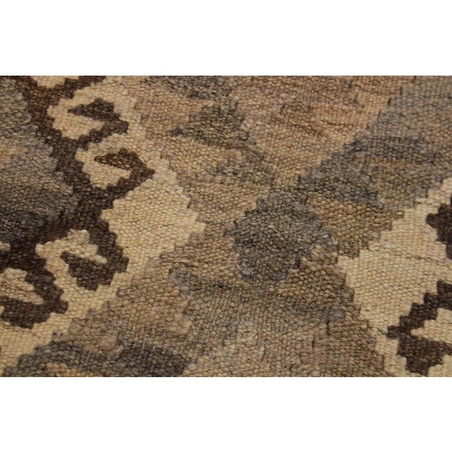 Boho Chic Tan/Gray Hand-Woven Kilim Wool Rug - 5'11 X 8'3 For Sale In New York - Image 6 of 8