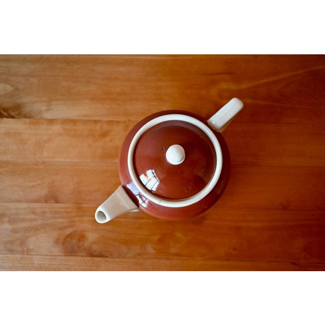 A lovely teapot from the Sarreguemines factory, this retro piece dates back to the 1950s. Its glossy brownish-orange glaze...