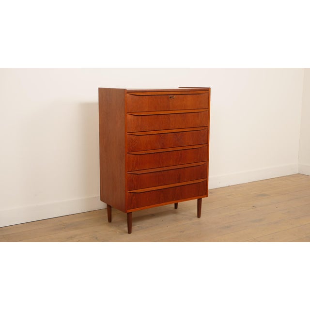 This beautiful vintage teak chest of drawers is an authentic piece of furniture from the much-loved mid-century modern...