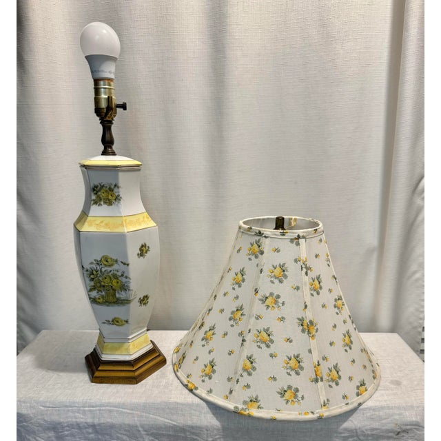 Hollywood Regency Vintage Dorothy Draper Style Porcelain Urn Shape Table Lamp With Yellow Roses & Shade For Sale - Image 3 of 8