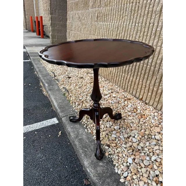 English Antique Chippendale Style Tilt Top Pine Crust Tripod Side Table For Sale - Image 3 of 18