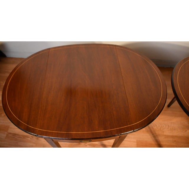 1920 Pair of English Hepplewhite Mahogany & Satinwood Inlay Pembroke Side Tables / End Tables For Sale - Image 4 of 18