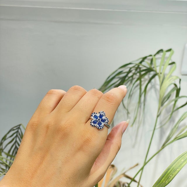Blue Vintage Style 2.28 Ct Natural Sapphire Floral Cluster Ring, Size 8 For Sale - Image 8 of 13