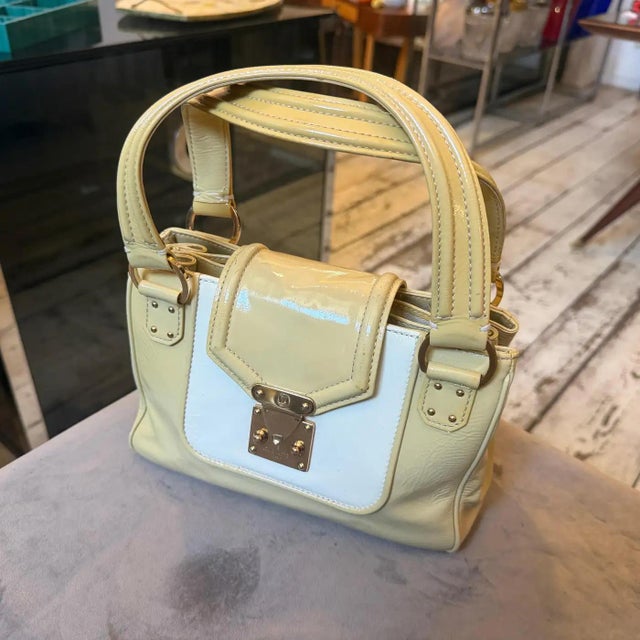 A Vintage Louis Vuitton Beige and White Leather Cruise Hand-Bag For Sale - Image 12 of 18