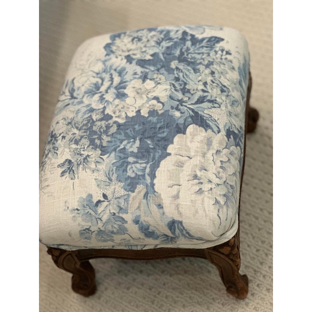 1960s French Louis XV Style Settee & Stool – Newly Restored – Schumacher/Waverly Linen For Sale - Image 5 of 12