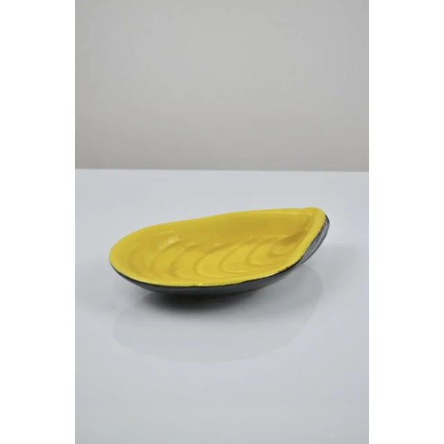 superb ceramic empty pocket in the shape of an oyster, by Albert FERLAY, Vallauris, France, 50's Very nice color contrast...