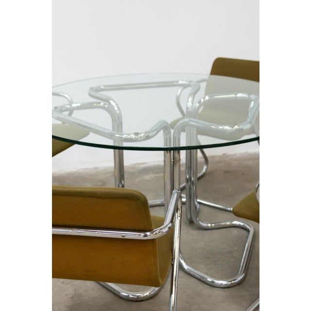 Complete 1970s-style living room set comprising: - Round table in tempered glass and chromed metal - 4 chairs with chromed...