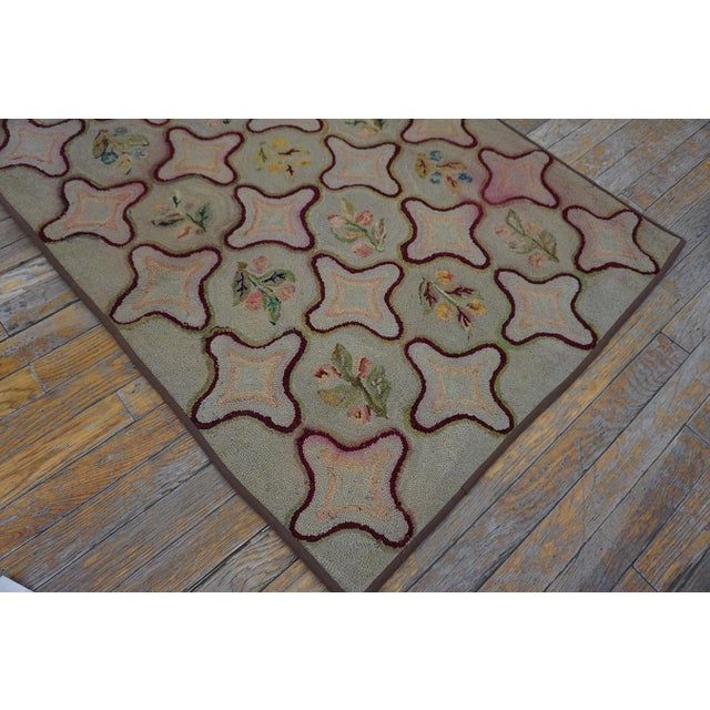 Splendid Gray Color With Oval and Florid Design Antique American Hooked Rug For Sale In New York - Image 6 of 10