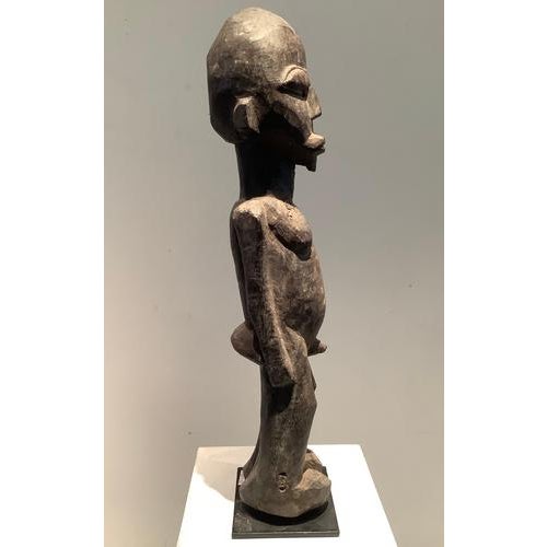 Burkina Faso Bateba Lobi statue, first half of the 20th century Hardwood This sculpture testifies to the great technical...