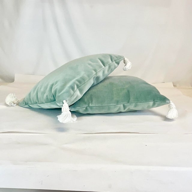 Hollywood Regency 1980s Vintage Hollywood Regency Velvet Small Decorative Pillows, White Corner Tassels - A Pair For Sale - Image 3 of 10