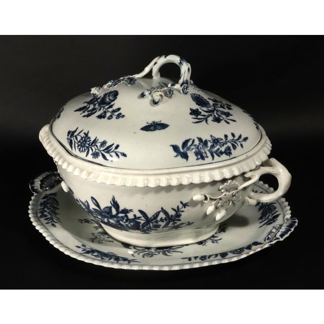 English Late 18th Century First Period Worcester Porcelain Soup Tureen, Cover and Stand, Pine Cone Pattern, Blue and White For Sale - Image 3 of 16
