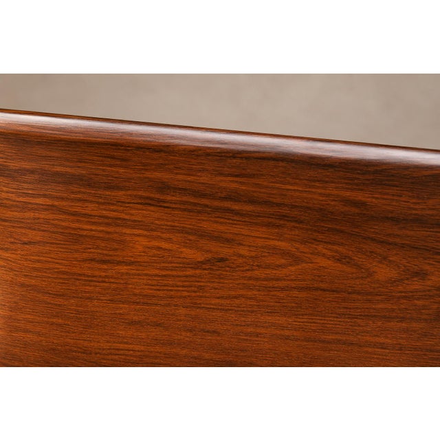 Burnt Umber 1960s Brazilian Modern Serving Tray in Jacarandá, by Jean Gillon for WoodArt For Sale - Image 8 of 17