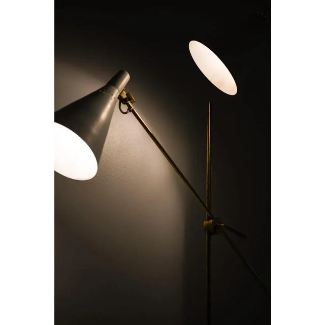 1950s Floor Lamps in White Lacquered Metal and Brass attributed to Tapio Wirkkala, 1950s, Set of 2 For Sale - Image 5 of 9