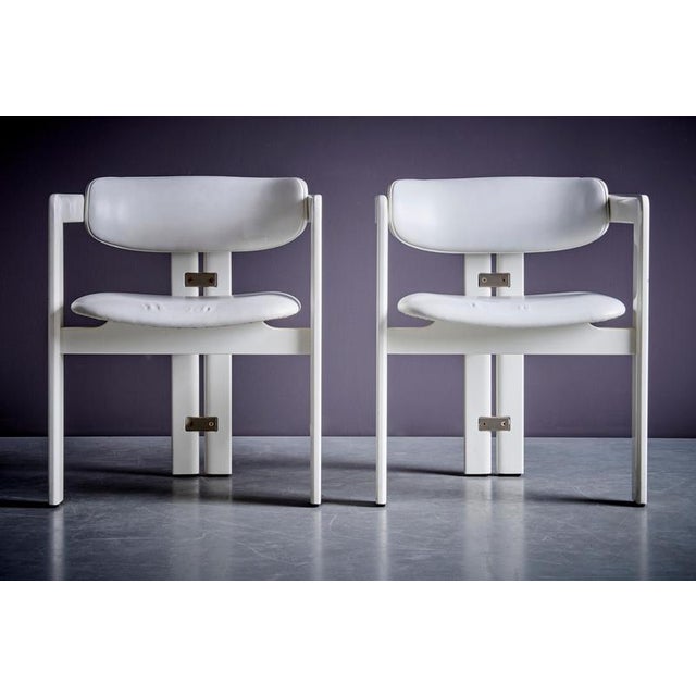 These Pamplona armchairs, designed by Augusto Savini for Pozzi, hava a white lacquered wooden frame and white leather...