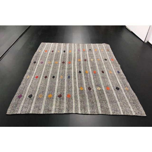 1960s Vintage Primitive Turkish Handmade Organic Anatolian Wool Kilim Rug- 4′ × 9′1″ For Sale - Image 11 of 11