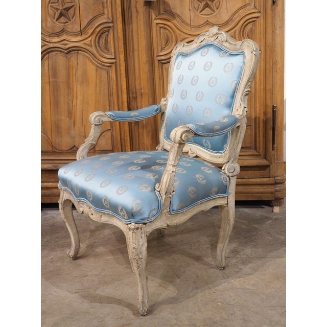 18th Century French Painted Louis XV Fauteuil À La Reine Armchair With Blue Silk For Sale - Image 15 of 18