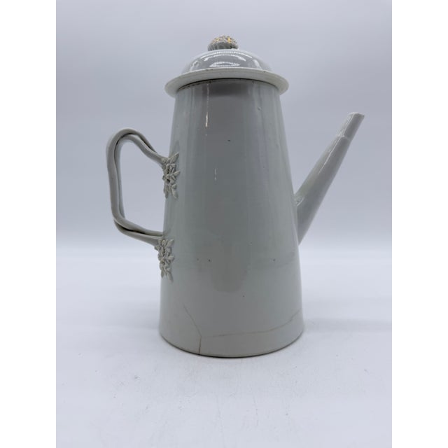 Antique Chinese Export White Porcelain Teapot with Lid, Circa 1800 An elegant antique Chinese Export porcelain teapot...
