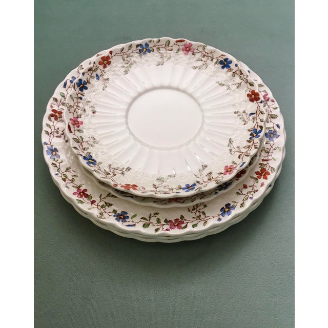A neat set of floral patterned fluted edged plates in very good condition. -Dinner plates measure 9 inches and 3/4 inch...