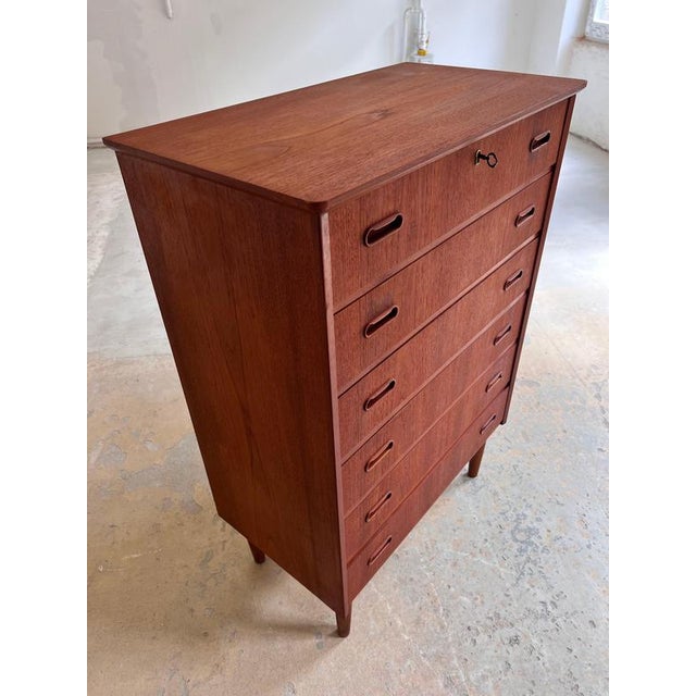 This Danish chest of drawers from the 1960s is the epitome of classic mid-century style, captivating with its clean,...