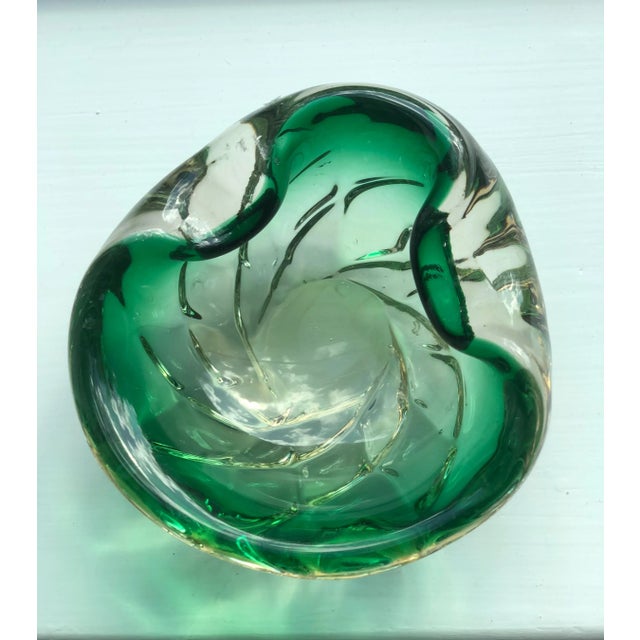 Mid-Century Modern Mid-Century Handblown Green and Gold & Silver Foil Sommerso Swirl Catchall For Sale - Image 3 of 10