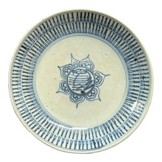 Late 19th Century Chinese Art Blue and White Porcelain Plate With Floral Design For Sale